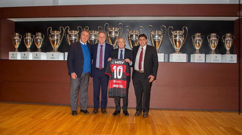 Comitiva do Flamengo recebida por Florentino Pérez, com Maurício Mattos à direita. Foto: Twitter