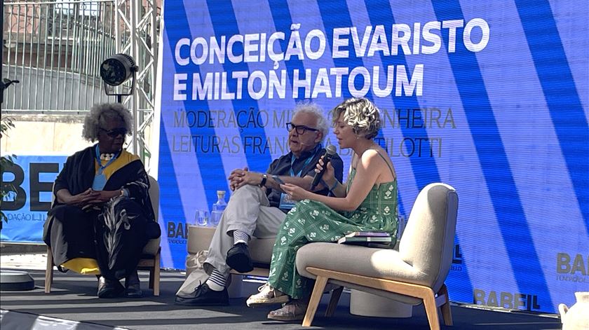 "Os inúteis perigosos são os que não leem", denuncia escritor brasileiro Milton Hatoum