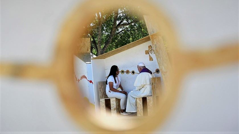 Papa Francisco confessa peregrinos em Belém. Foto: JMJ