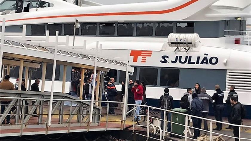 Dezenas de pessoas invadem barco que faz ligação Seixal-Lisboa