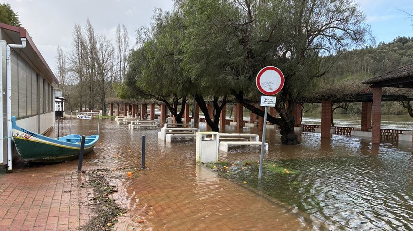 “Incerteza com vencimentos e com contas para pagar” aflige Constância. Há casas onde só se acede de barco