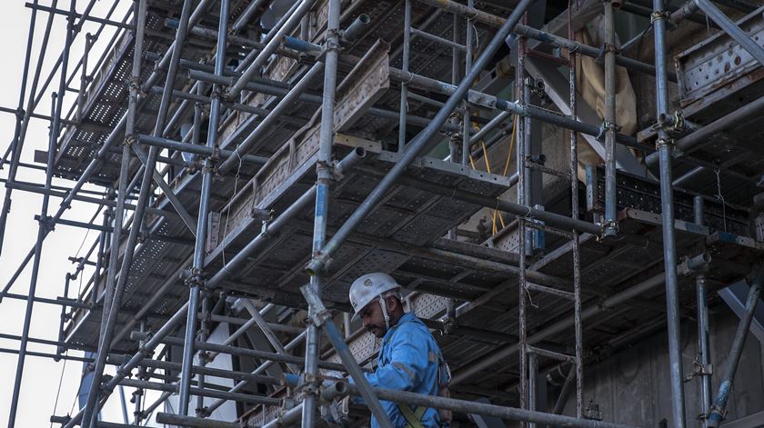 construção obras trabalho trabalhadores Foto: EPA