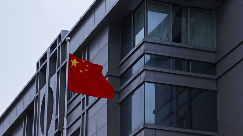 EUA acusam China de esconder investigadora procurada pelo FBI no consulado de São Francisco EUA acusam China de esconder investigadora procurada pelo FBI no consulado de São Francisco