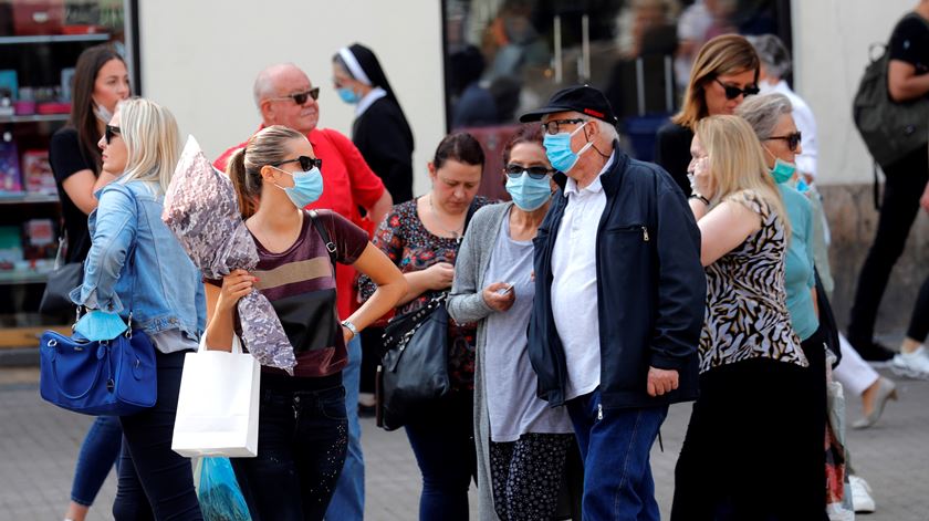 Em Zagrebe, na Croácia, as pessoas tentam fazer a sua vida normal. Foto: Antonio Bat/EPA