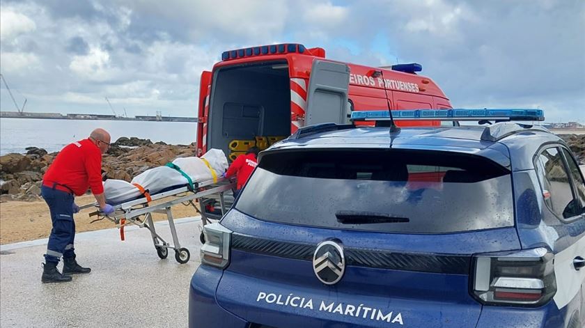 Homem encontrado morto na praia do Castelo do Queijo no Porto