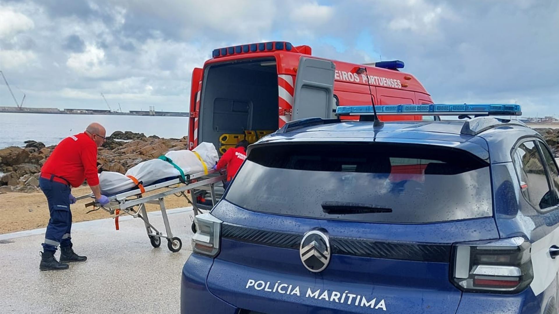 Homem encontrado morto na praia do Castelo do Queijo no Porto