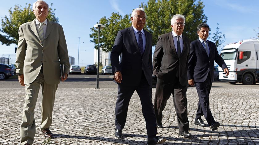 António Costa à chegada para reunião acompanhado pelo MAI e secretário de Estado da Proteção Civil, bem como o presidente da ANEPC. Foto: António Pedro Santos/Lusa