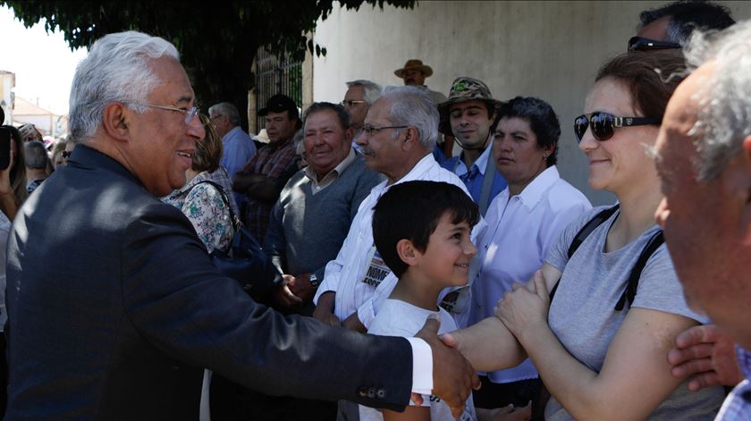 Primeiro-ministro António Costa cumprimenta populares à saída da missa na Igreja Matriz de Pedrogão Grande 17 junho 2018. Foto: Paulo Cunha/Lusa.