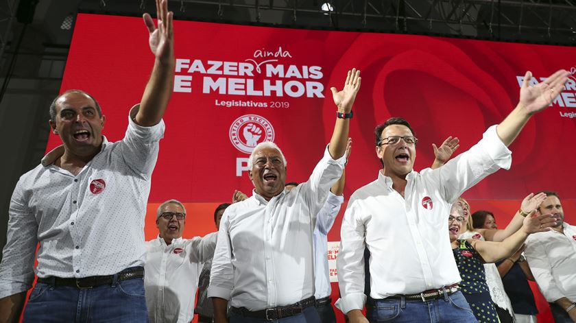 O secretário-geral do PS, António Costa, grita o slogan "Para a frente, para a frente!", ladeado pelos candidatos do PS pelo distrito de Portalegre, António Moreira Testa (à direita) e Ricardo Pinheiro (à esquerda), durante um comício no Mercado Municipal de Portalegre. Foto: Nuno Veiga/Lusa