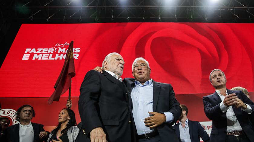 António Costa, acompanhado pelo histórico socialista Manuel Alegre, no final de um comício em Coimbra. Foto: Mário Cruz/Lusa