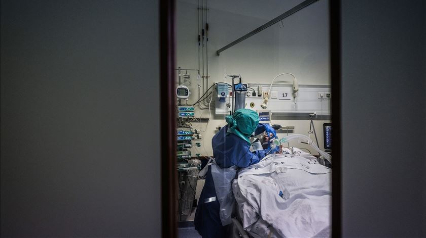 Um dos residentes da Casa Sacerdotal está internado mas os restantes seis infetados estão bem e assintomáticos. Foto: Mário Cruz/Lusa