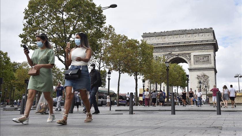 Desconfinamento está a ser complicado em França. Foto: Julien de Rosa/EPA