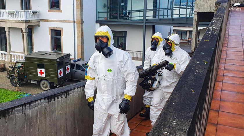 Militares descontaminam lar em Paços de Ferreira. Foto: Exército (arquivo)