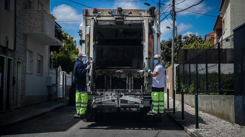 Municípios têm de recolher têxteis e móveis, mas dizem que falta financiamento