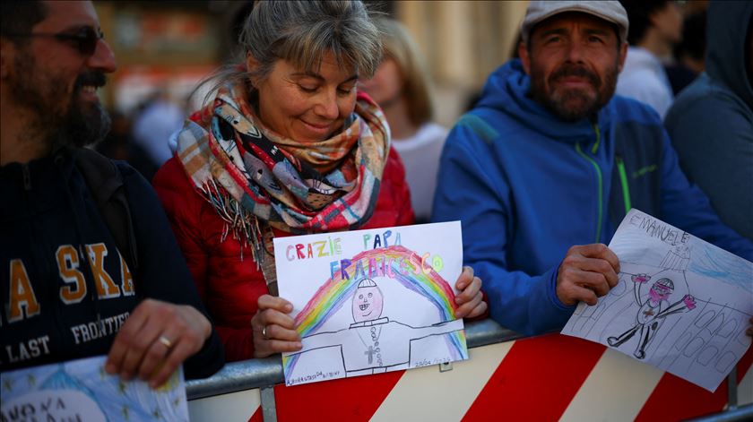 Crentes reúnem-se para última despedida ao Papa Francisco no Vaticano. Foto: Reuters