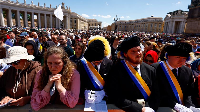 Crentes Rezam no funeral do Papa francisco. Foto: Reuters