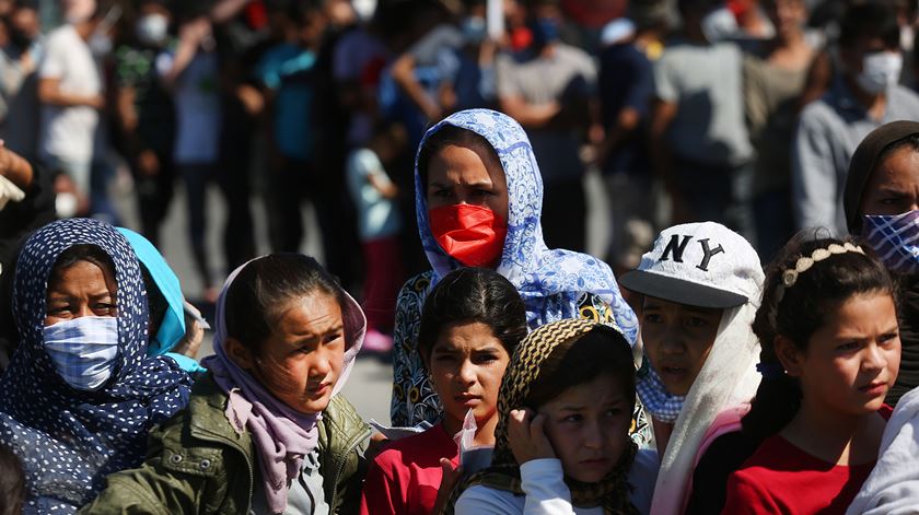 Há cerca de 4 mil crianças a viver no campo de refugiados de Moria, em Lesbos, centenas delas desacompanhadas. Foto: Orestis Panagiotou/EPA