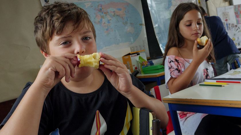 crianças comem fruta na escola, obesidade Foto: Jorge Padeiro/Agência Zero.Net