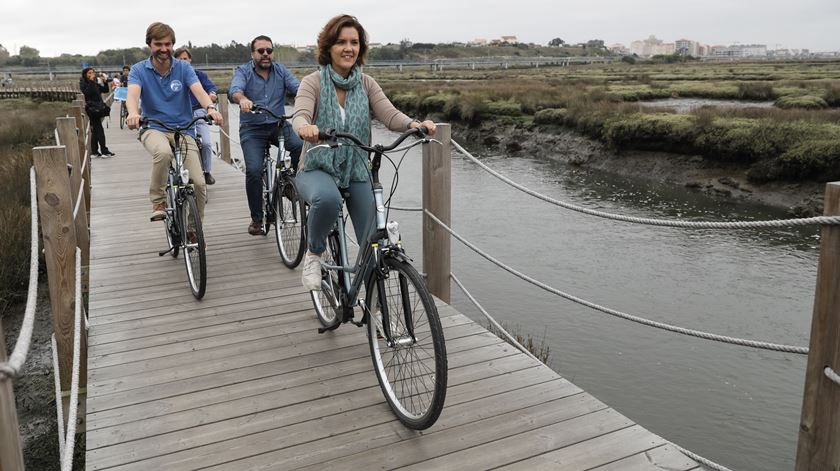 A presidente da CDS-PP, Assunção Cristas, durante um passeio de bicicletas pelos passadiços de Esgueira. Foto: Paulo Novais/Lusa