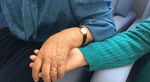 "São duas pessoas adultas, mas são como dois bebés." Doenças raras exigem mais dos cuidadores informais