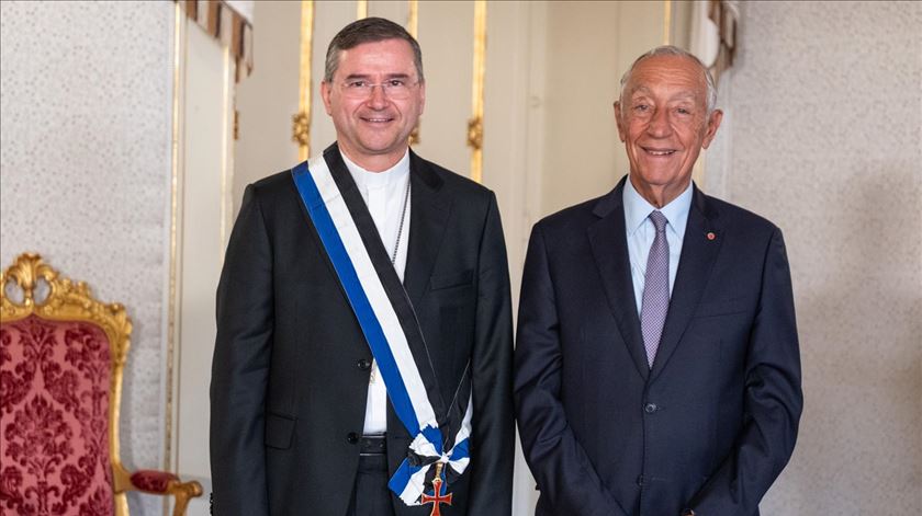 D. Américo Aguiar condecorado por Marcelo Rebelo de Sousa. Foto: Presidência da República