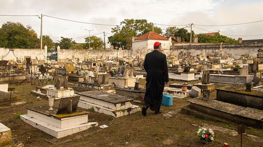 ​D. Américo reza no cemitério de Alhos Vedros após profanação de sepulturas