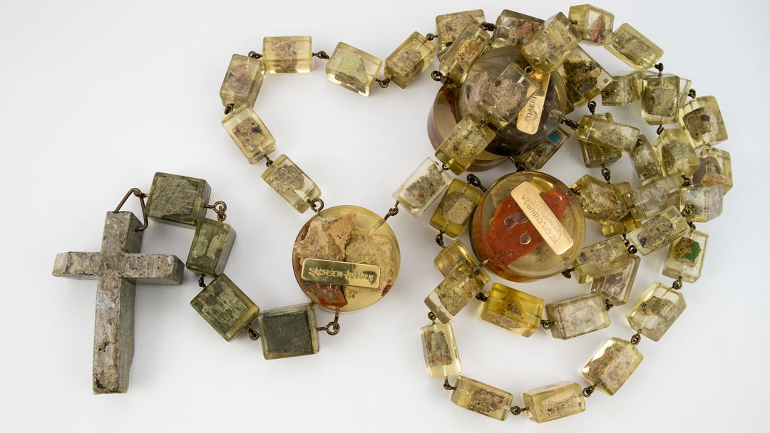 Terço formado por fragmentos do Muro de Berlim. Autor desconhecido (1991)