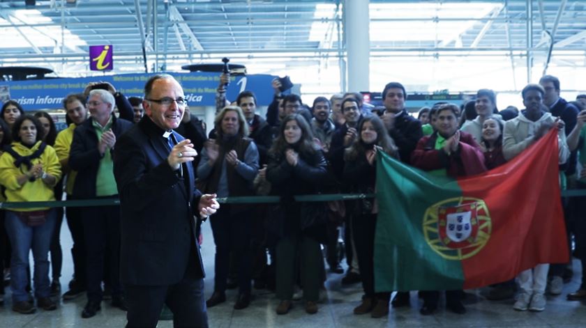 Dezenas de jovens receberam em festa o Cardeal Patriarca de Lisboa, no aeroporto Humberto Delgado