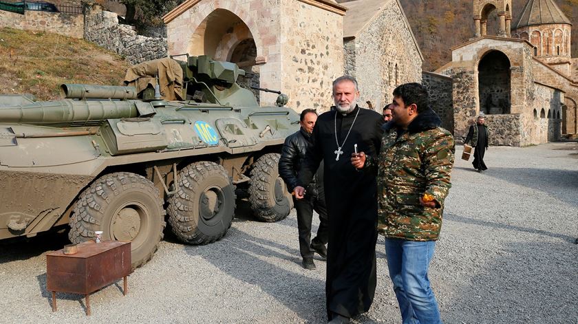 O abade do mosteiro de Dadivanka, padre Hovhannes, dias antes do território de Karvachar/Kalbajar ser entregue a forças do Azerbaijão. Foto: Stringer/Reuters