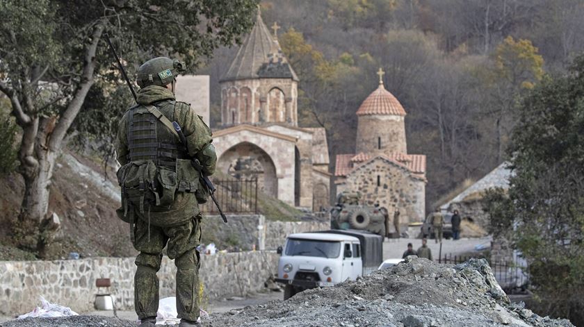 Um soldado russo de manutenção de paz junto ao mosteiro de Dadivank, em Karvachar/Kalbajar, Nagorno-Karabakh. Foto: Stringer/Reuters