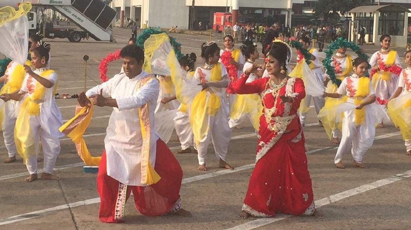 Dançarinos tradicionais recebem o Papa no Bangladesh. Foto: Twitter