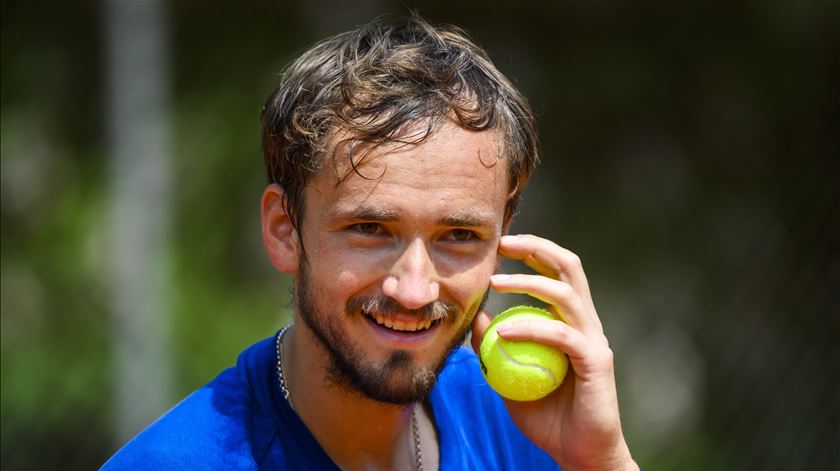 Medvedev destrona Djokovic, João Sousa de regresso ao "top-60" Medvedev destrona Djokovic, João Sousa de regresso ao "top-60"