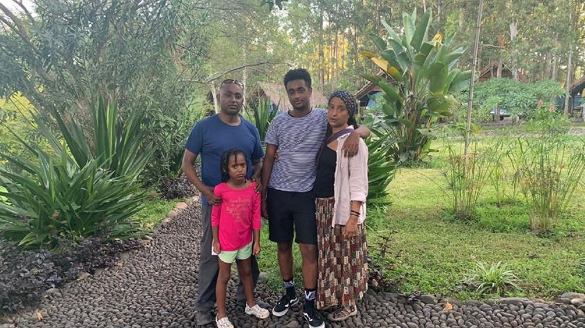 Dawit Dejene com a sua familia na Etiópia. Foto: DD