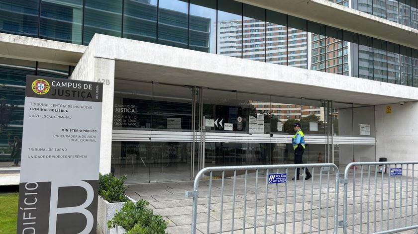 Agressões em esquadras da PSP. Quatro agentes ficam em prisão preventiva até instalação de pulseira eletrónica Agressões em esquadras da PSP. Quatro agentes ficam em prisão preventiva até instalação de pulseira eletrónica