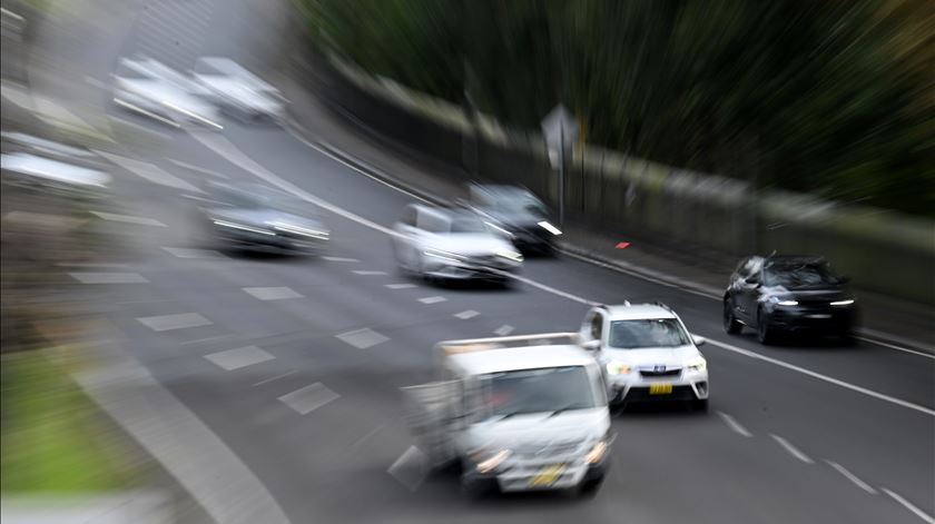 Trânsito cortado na A1 em Vila Franca de Xira por risco de queda de placar
