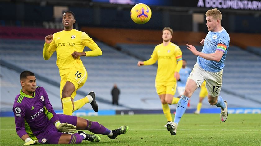 Kevin de Bruyne marca pelo Manchester City ao Fulham. Foto: Michael Regan/EPA