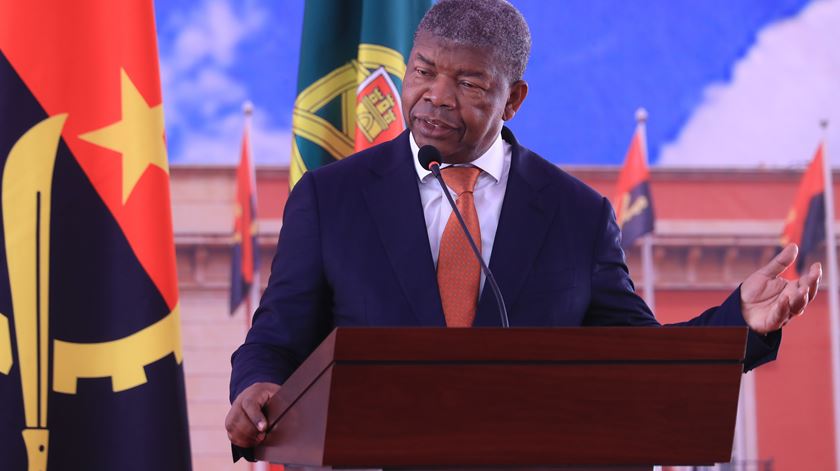 Presidente de Angola rumo a Lisboa para a tomada de posse de Seguro