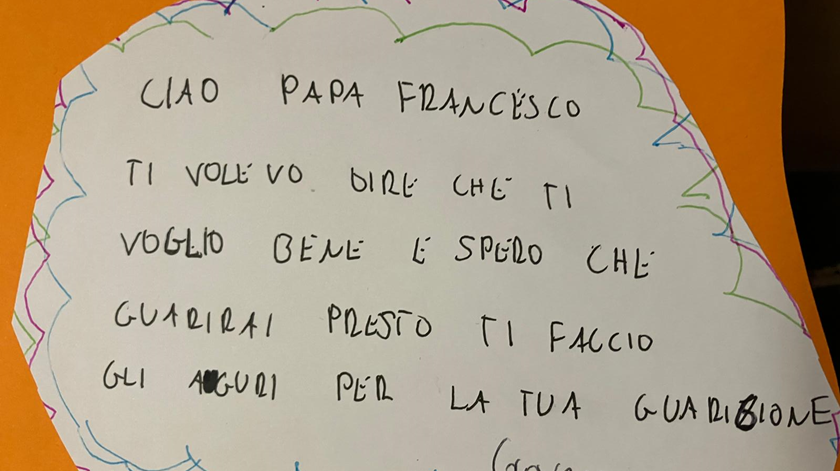 "Olá Papa Francisco, quero dizer-te que gosto muito de ti. Espero que recuperes rapidamente", lê-se