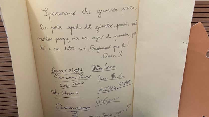 Nas mensagens, as crianças desejam que Francisco recupere rapidamente.