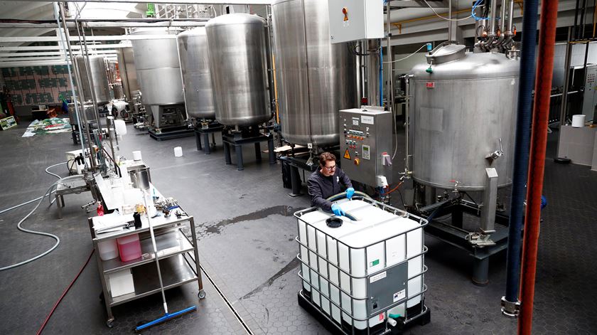 Destilaria na Bélgica adapta produção de gin para álcool Foto: François Lenoir/Reuters