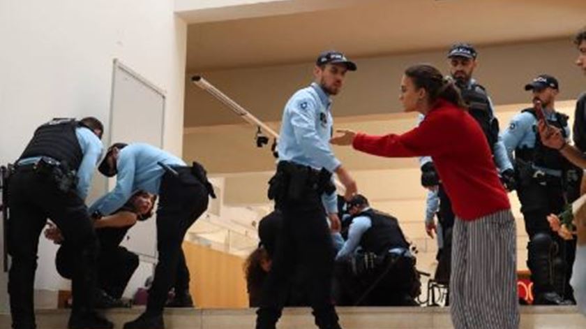 Três estudantes detidas na Faculdade de Psicologia em Lisboa ao darem palestra sobre clima