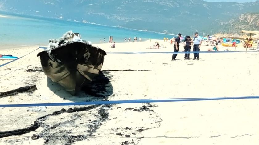 Detetada embarcação de alta velocidade na praia da Figueirinha em Setúbal Foto: Autoridade Marítima Nacional