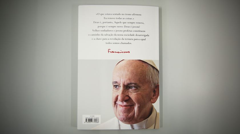 Deus é jovem livro Papa Francisco Foto Ines Rocha RR 3