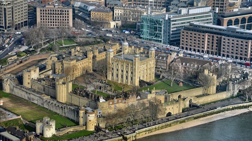 Torres de Londres encerrada depois de vandalismo de jóias reais