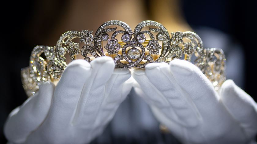 Tiara usada pela princesa Diana no seu casamento, em 1981, em exposição na Sothebys, em Londres, para celebrar Jubileu de Platina de Isabel II. Foto: EPA