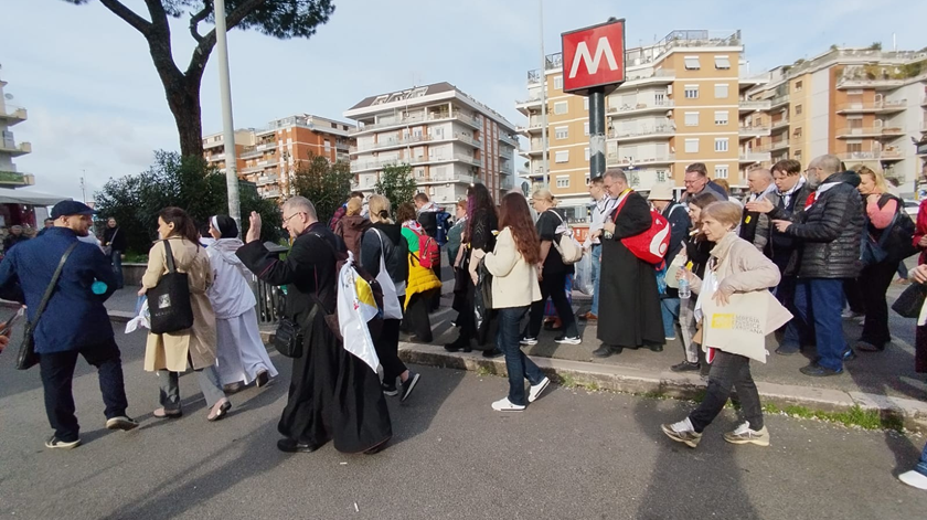 Papa não celebra o aniversário da eleição mas peregrinos russos rezam no Gemelli. Foto: L’agenzia di informazione della Conferenza Episcopale Italiana SIR