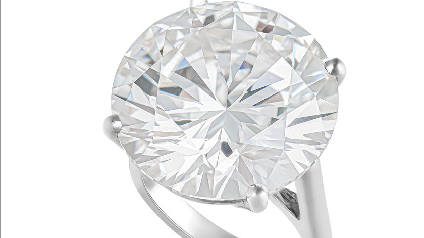 Diamante branco de 26,36 quilates, o maior leiloado no Reino Unido em mais de uma década. Foto: Elmwood