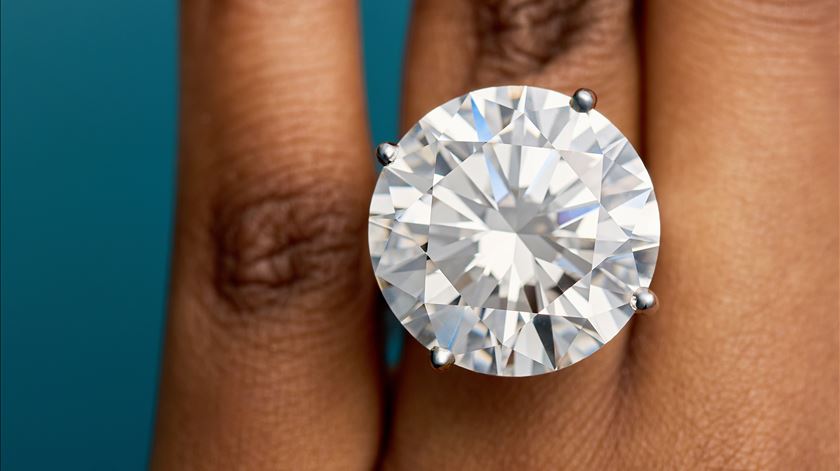 Diamante branco de 26,36 quilates, o maior leiloado no Reino Unido em mais de uma década. Foto: Elmwood