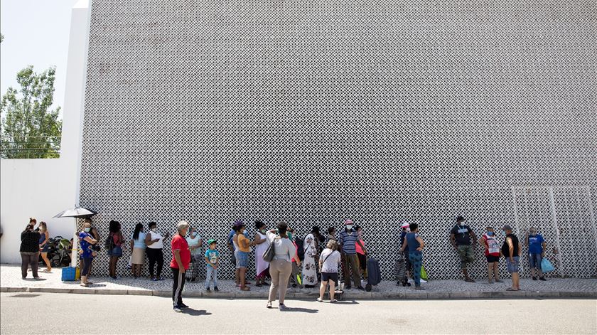 Fila para o Banco Alimentos na Igreja do Catujal, em Loures. Foto: Joana Bourgard/RR (arquivo)