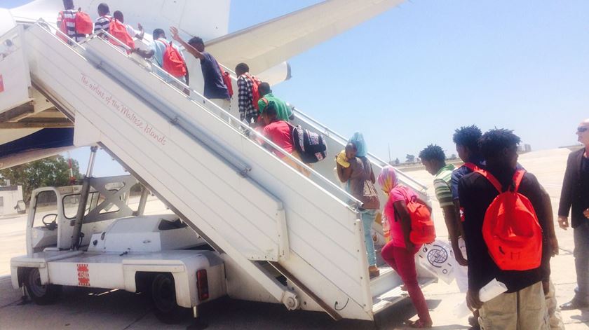 migrantes em malta a embarcar num avião que terá como destino Portugal . Foto: @JosephMuscat_JM/Twitter